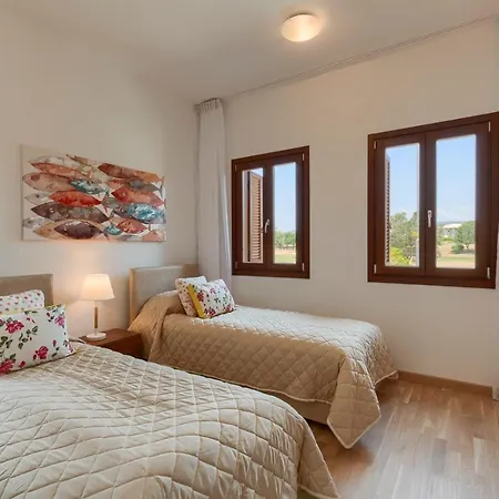 Case de vacanță Town House Sleeps 6 With Pool And Air Con