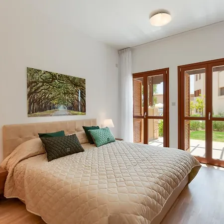 Town House Sleeps 6 With Pool And Air Con Case de vacanță