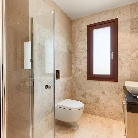 بيت للعطل Town House Sleeps 6 With Pool And Air Con *