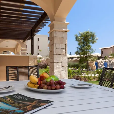 Hébergement de vacances Town House Sleeps 6 With Pool And Air Con