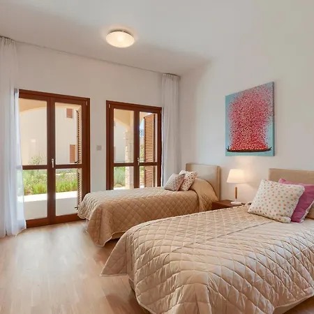 بيت للعطل Town House Sleeps 6 With Pool And Air Con *