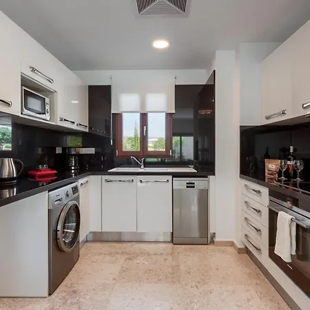 بيت للعطل Town House Sleeps 6 With Pool And Air Con *